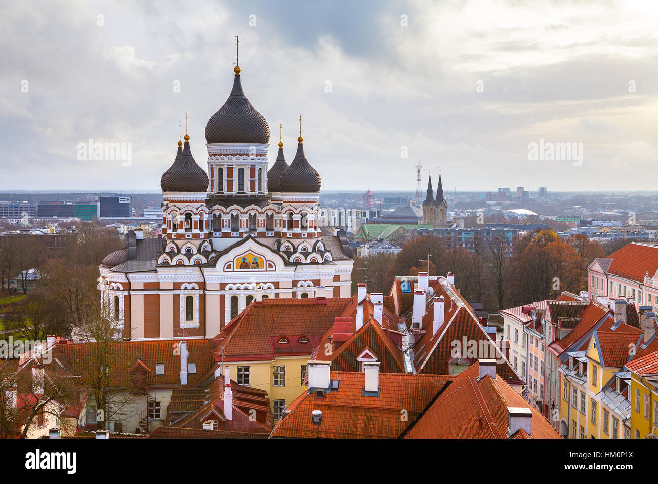 La colline de Toompea avec orthodoxe russe cathédrale Alexandre Nevsky, vue de l'Eglise du Dome, Tallinn, Estonie Banque D'Images