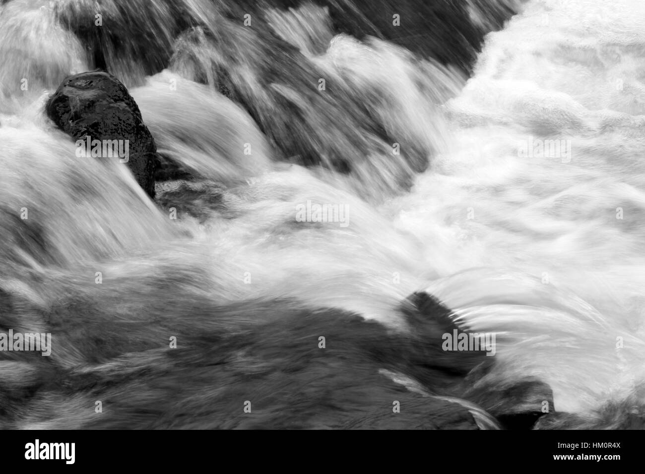 Courant Rapide de ruisseau de montagne et rochers Banque D'Images