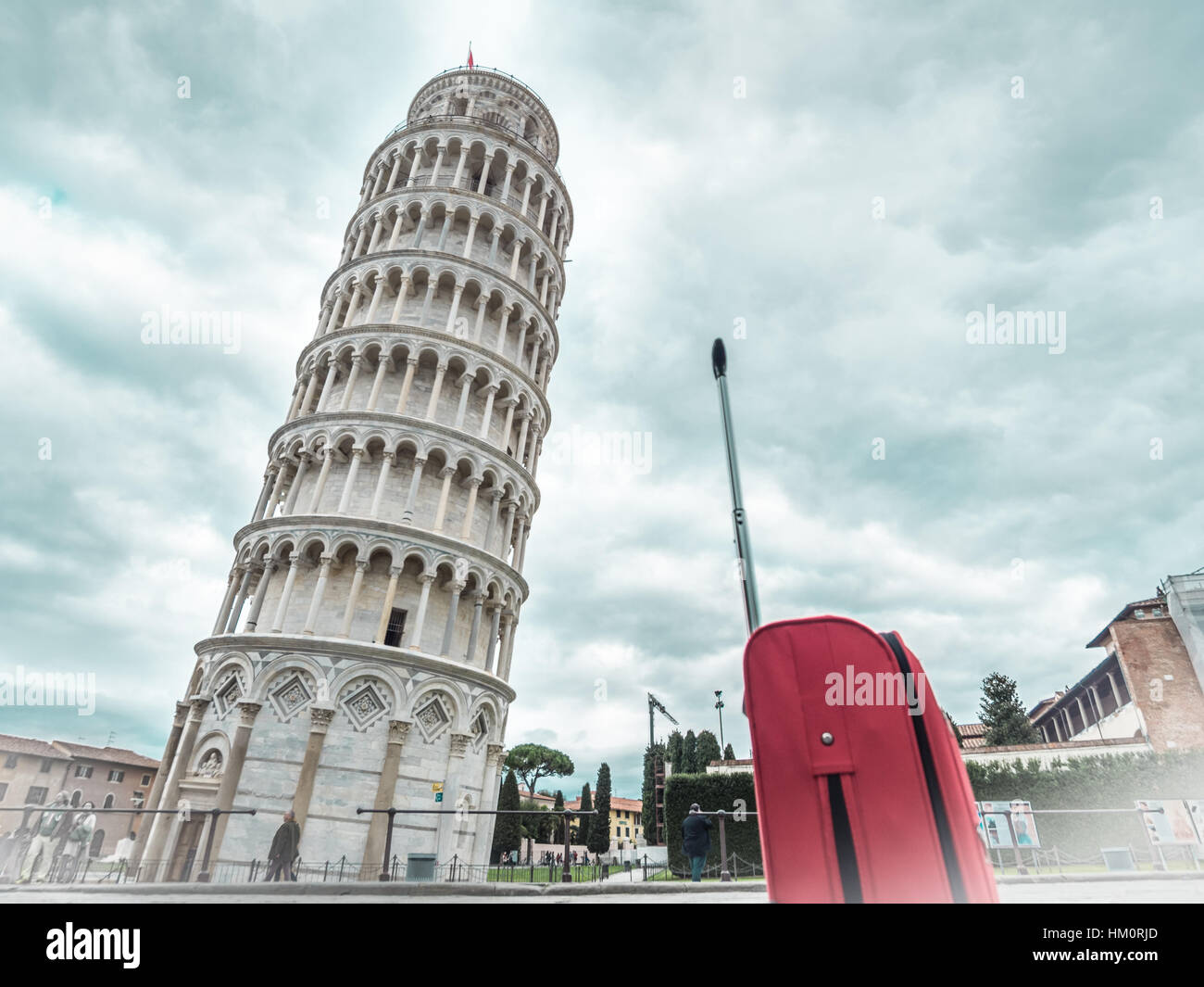 Italie Pise Tour avec bagages à main rouge Banque D'Images