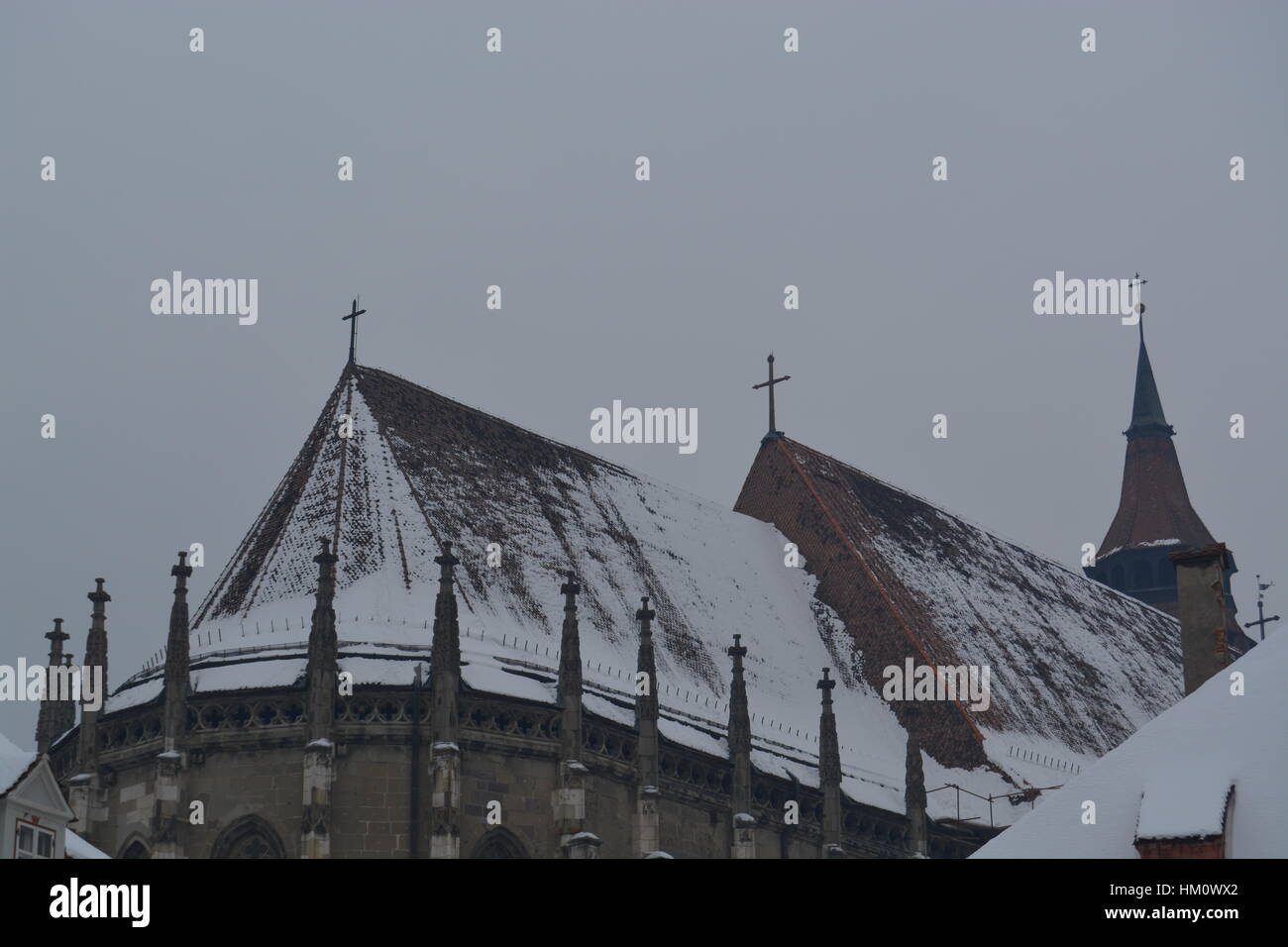 Le toit enneigé de l'ancienne église noire (Biserica Neagra) dans la région de Brasov, Roumanie Banque D'Images