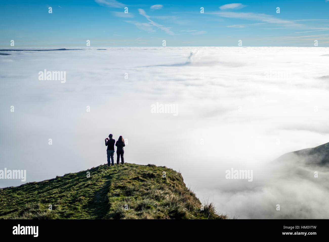 Deux randonneurs admirer la beauté d'un matin brumeux en hiver dans la vallée de l'espoir. Mam Tor, Peak District Banque D'Images