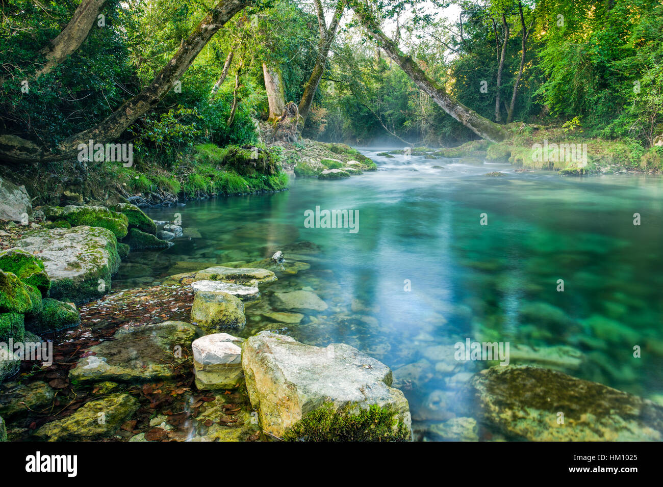 L''eau cristalline et pierres de rivière Le Ceou Dordogne France. Les