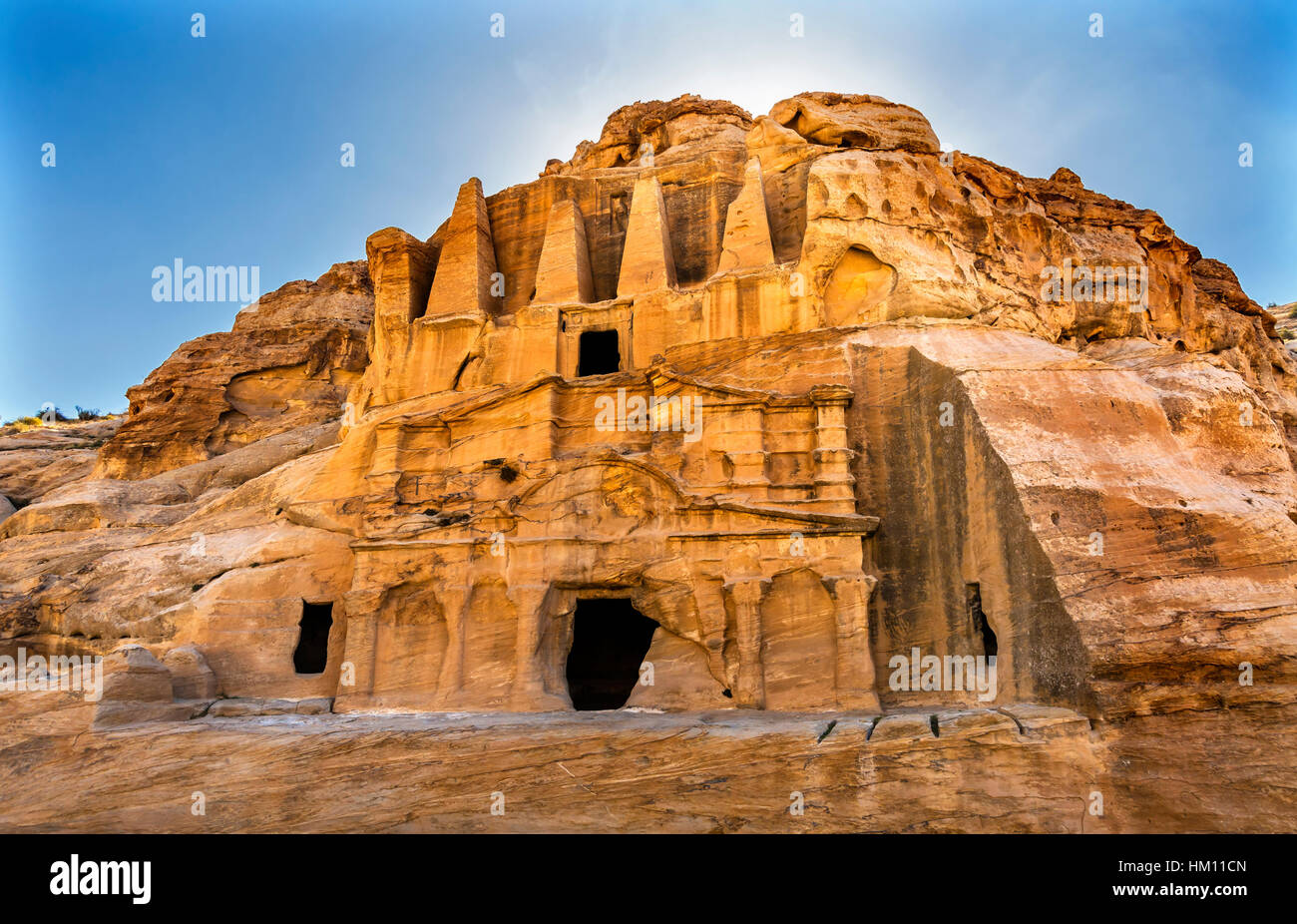 Obélisque jaune tombe Bab el-siq Triclinium extra-Siq Canyon randonnée jusqu'à l'entrée à Petra en Jordanie. Banque D'Images