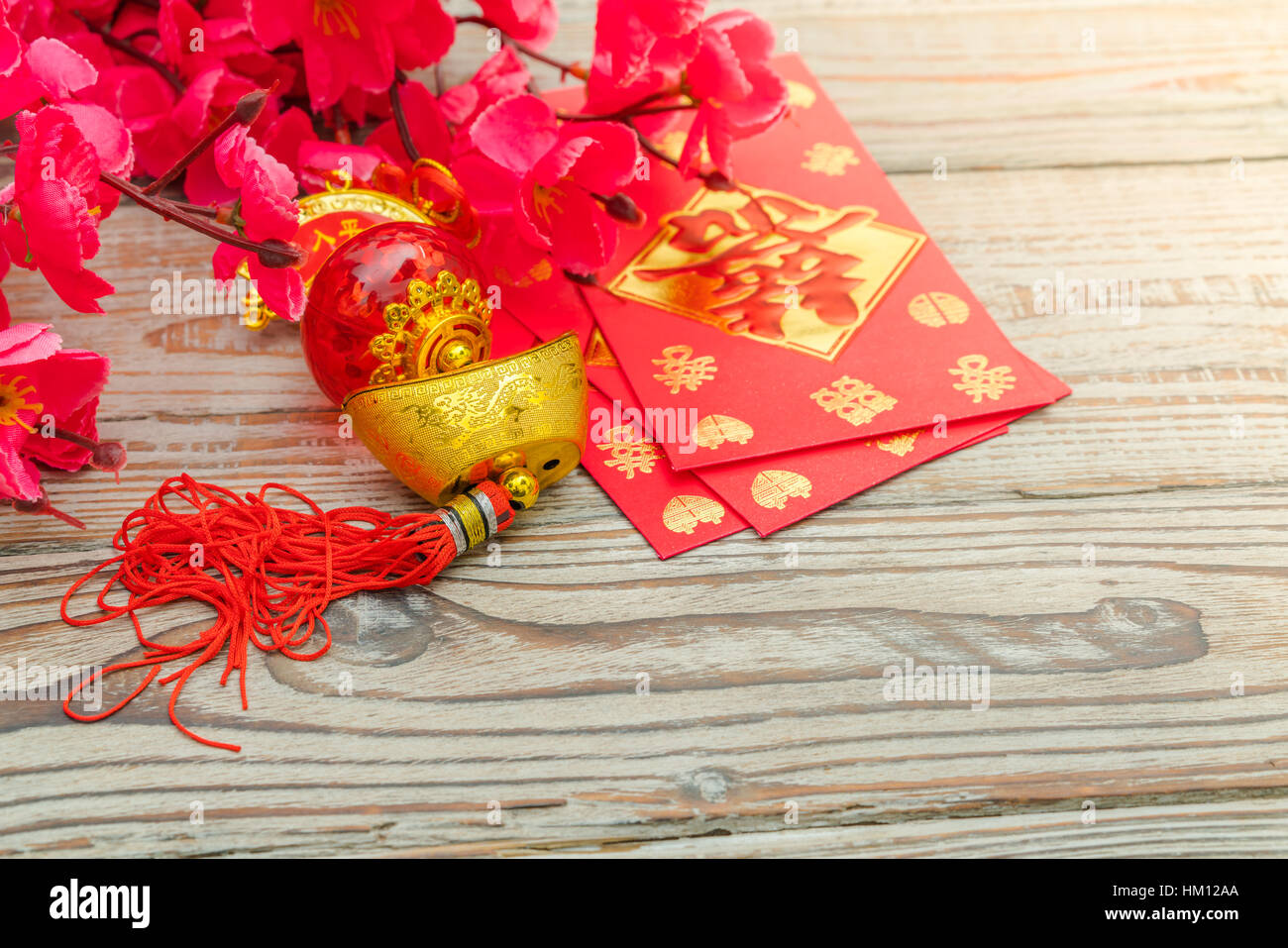 Le Nouvel An chinois sur la décoration murale en bois,caractères chinois texte signifie : riche, avec succès, le bonheur, la paix, la richesse et l'honneur, bon , bonne luc Banque D'Images