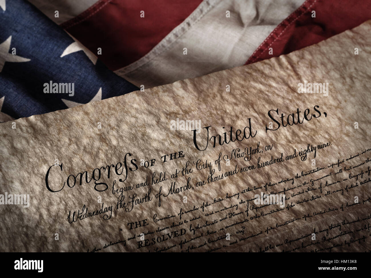 Déclaration américaine des droits de l'homme document sur un vieux et usés US flag Banque D'Images