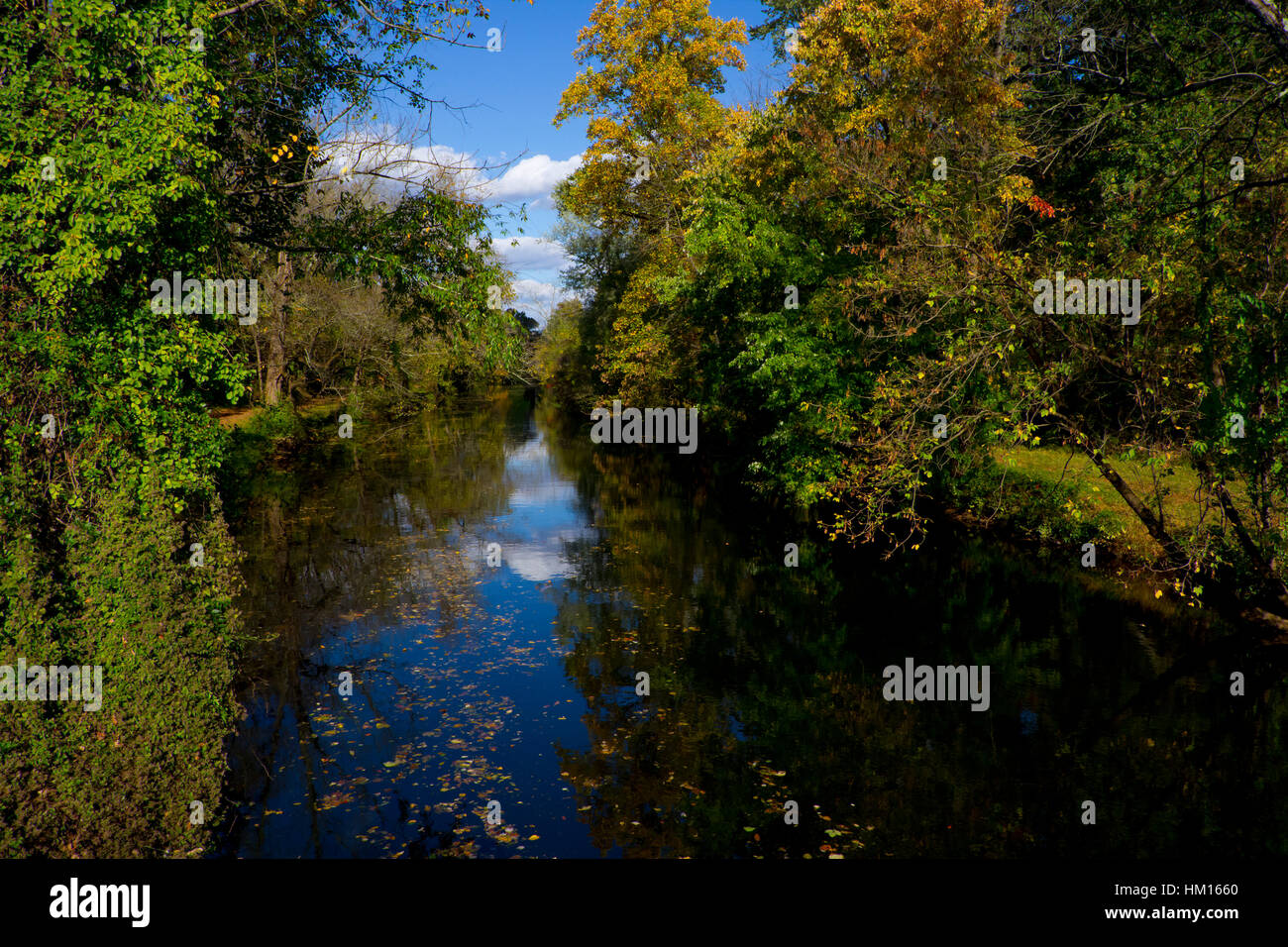 Réflexion de l'eau. Début de la saison de feuillage dans le Delaware et le canal Raritan, New Jersey central, États-Unis. Banque D'Images