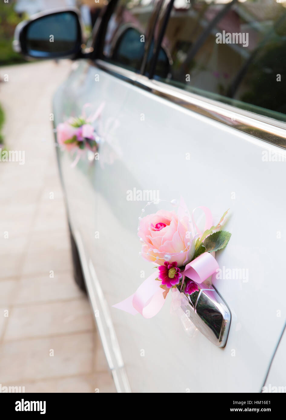 Avec de belles décorations de voiture de mariage Photo Stock - Alamy
