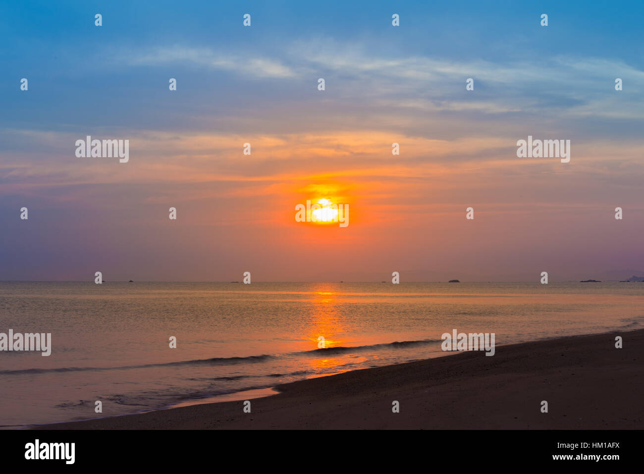 Plage de Sai Thong avec coucher du soleil, de la mer à Rayong, Thaïlande Banque D'Images