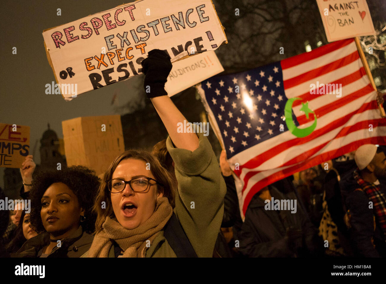 Londres, Royaume-Uni. 30 janvier, 2017. Les manifestants protester devant Downing Street contre le président américain, Donald Trump, l'interdiction sur les Musulmans qui entrent aux États-Unis. Les manifestants se sont également opposés à la PM Theresa May's invitation à Trump pour une visite d'État au Royaume-Uni. Crédit : Mike Abrahams/Alamy Live News Banque D'Images