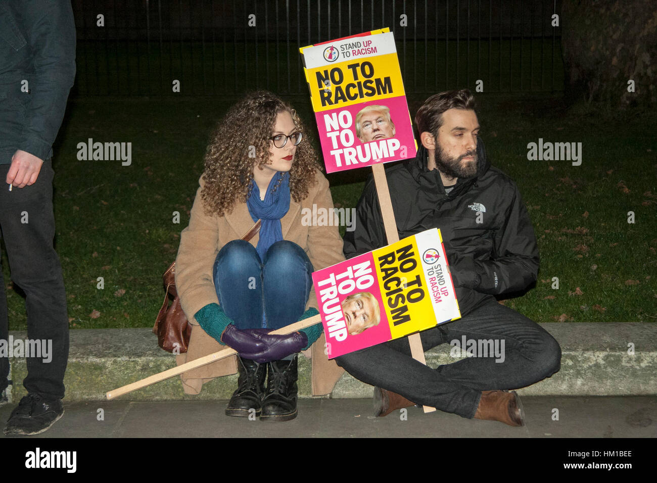 Londres, Royaume-Uni. 30 janvier, 2017. Des milliers de manifestants se sont réunis à l'extérieur de Downing Street pour protester contre l'interdiction de voyager imposée par les musulmans nous Président Donald Trump. Credit : amer ghazzal/Alamy Live News Banque D'Images