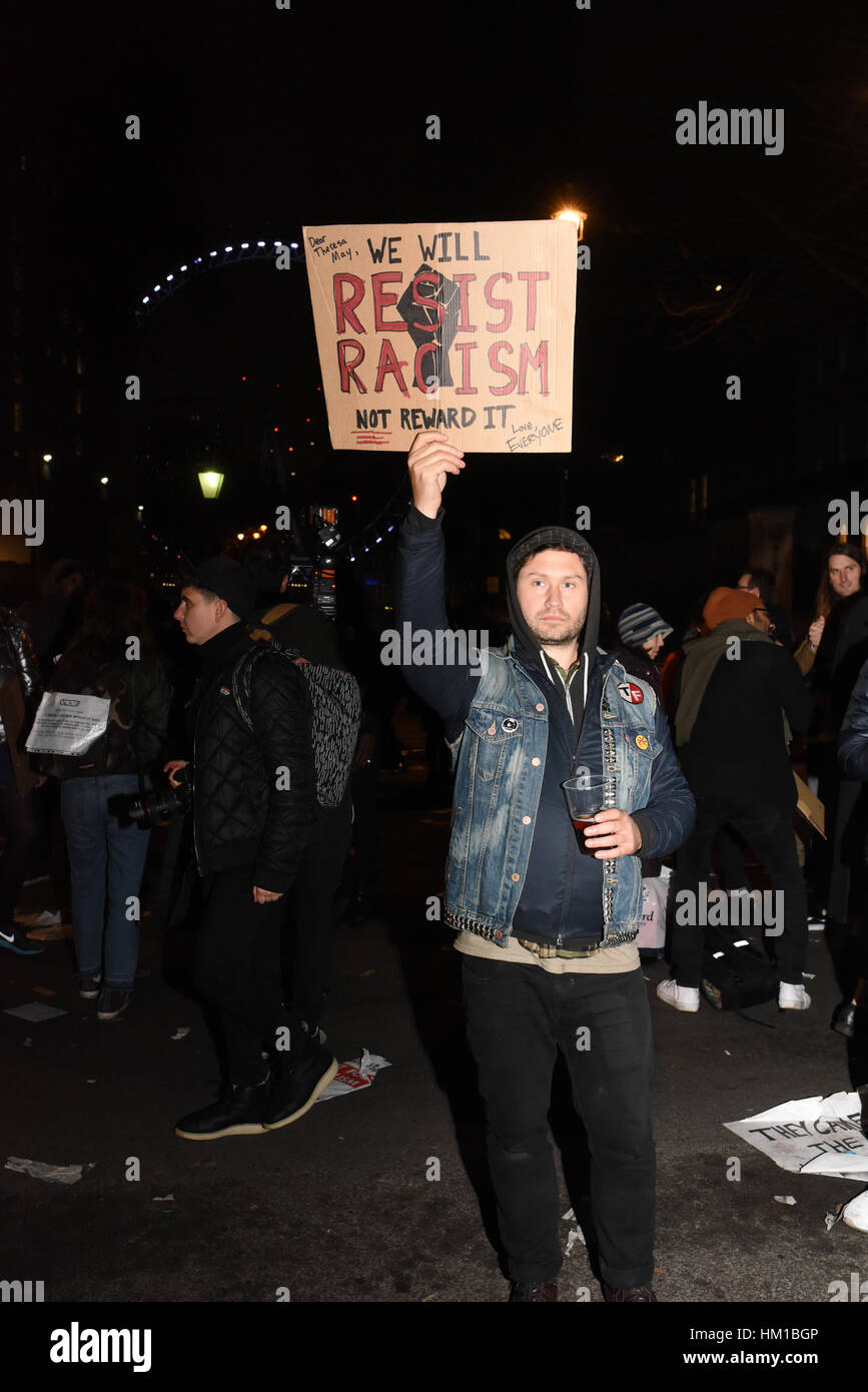 Londres, Royaume-Uni. Jan 30, 2017. Des milliers de manifestants paniers Whitehall en dehors de Downing Street à Londres pour protester contre l'interdiction de l'immigration d'Atout ordre exécutif. Un éventail de politiques et activistes s'est adressé à la foule. Credit : Jacob/Sacks-Jones Alamy Live News. Banque D'Images