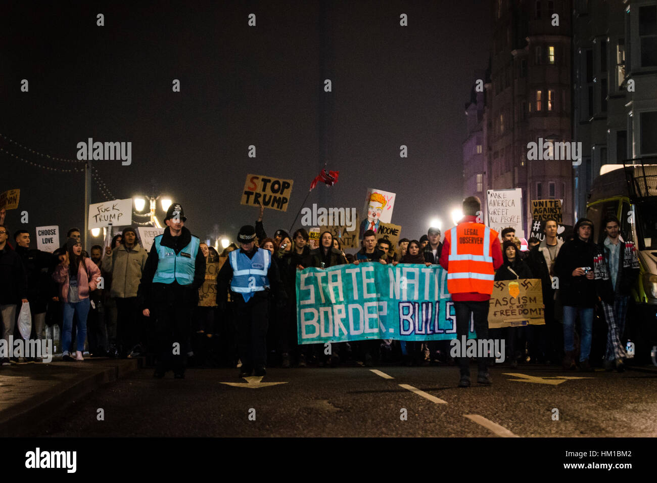 Brighton, UK. 30 janvier 2017. Anti-Trump les manifestants dans la rue après le "démo d'urgence contre l'Atout no MuslimBan et complicité du Royaume-Uni", des milliers de personnes participent à une manifestation à l'Hôtel de ville de Brighton. Credit : Francesca Moore/Alamy Live News Banque D'Images