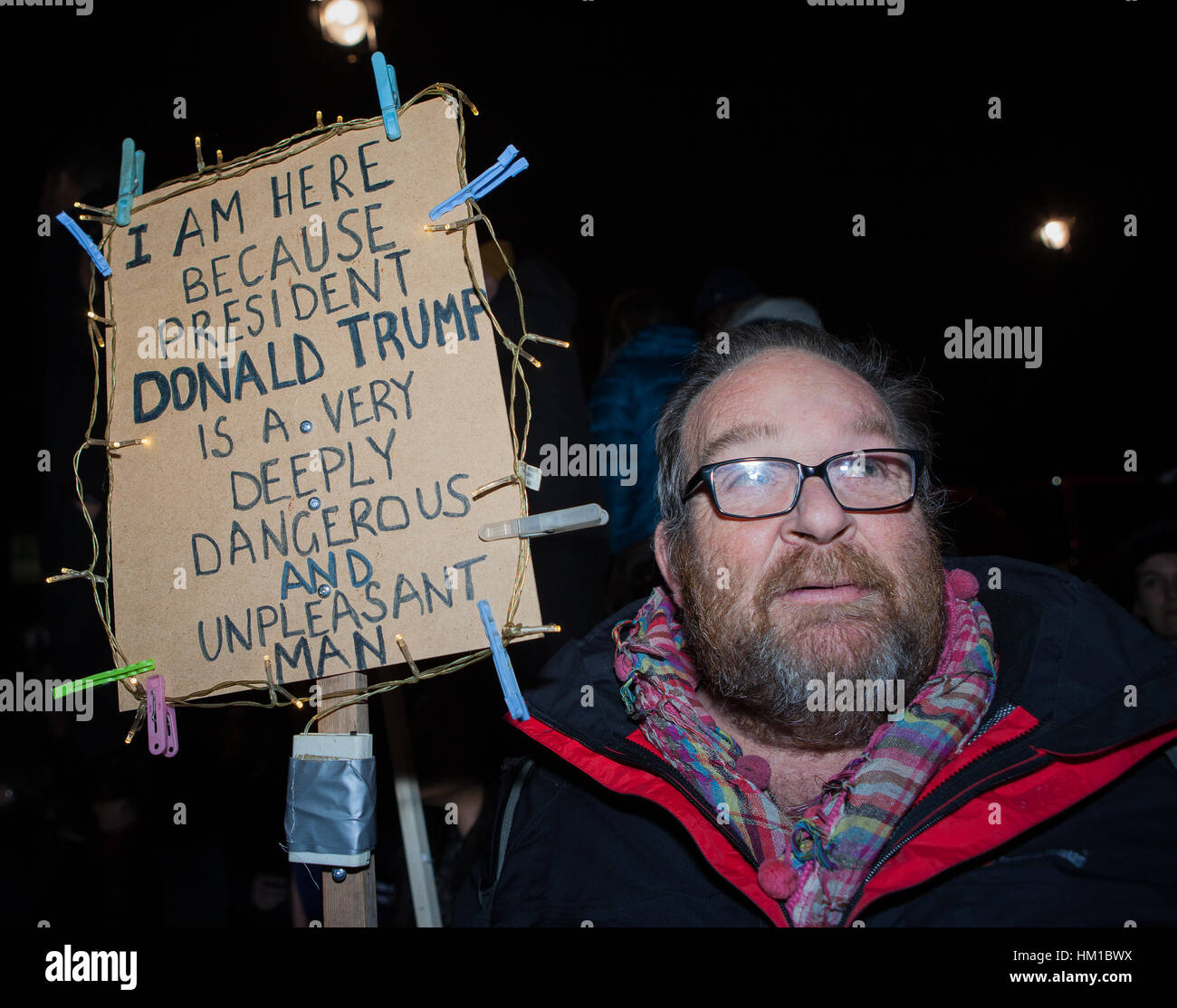 Londres, Royaume-Uni. Jan 30, 2017. Un manifestant au cours d'une manifestation à l'extérieur de Downing Street, en opposition à l'atout de Donald's interdiction de voyager visant sept pays essentiellement musulmans. Credit : Syz/Alamy Live News Banque D'Images