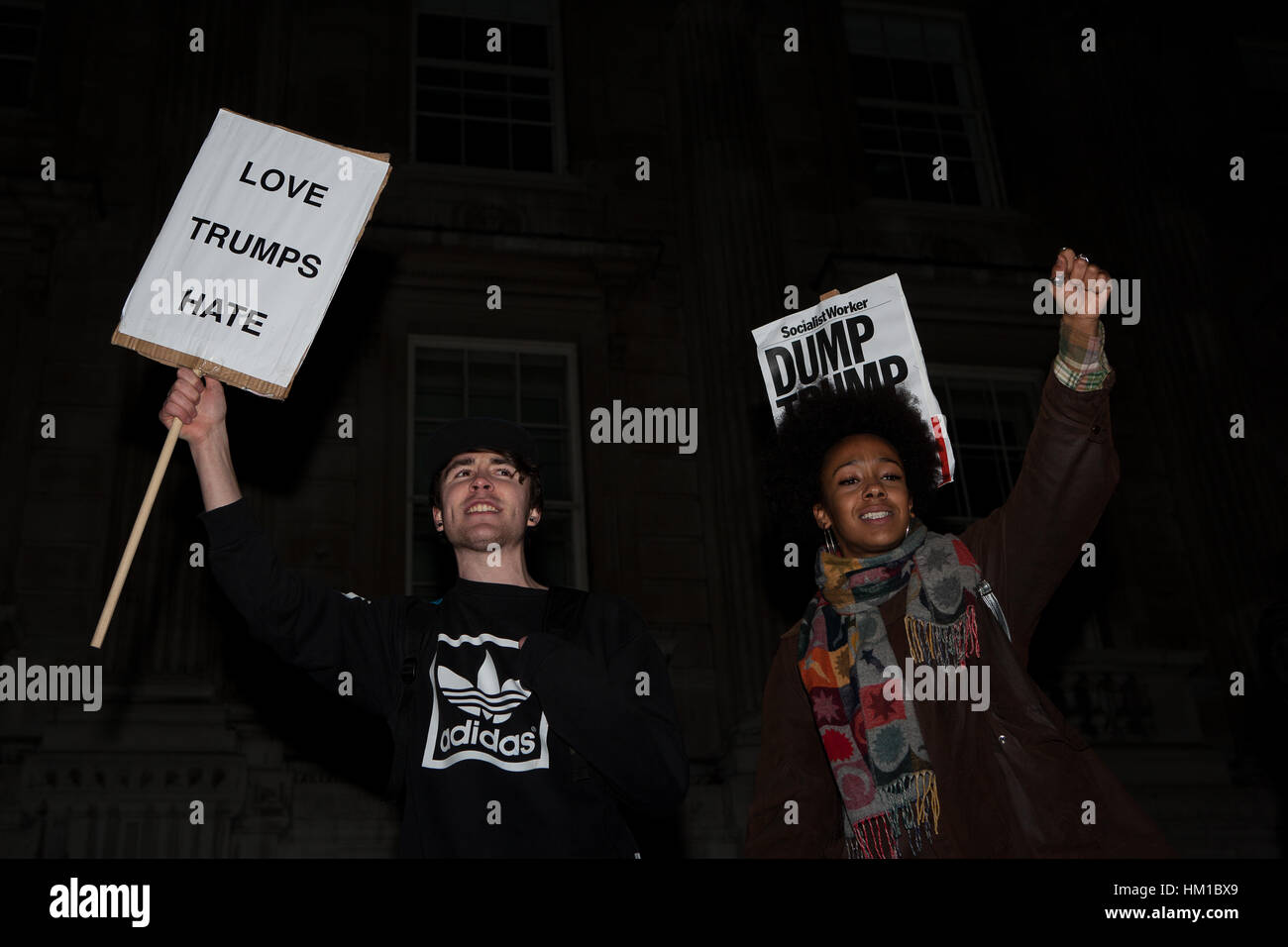 Londres, Royaume-Uni. Jan 30, 2017. Les manifestants lors d'une manifestation devant Downing Street, à l'opposition à l'atout de Donald's interdiction de voyager visant sept pays essentiellement musulmans. Credit : Syz/Alamy Live News Banque D'Images