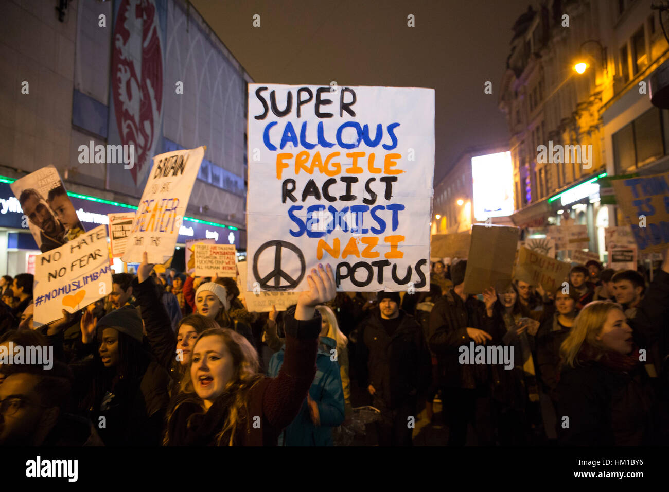 Plus de 1 000 personnes se sont rassemblées à Cardiff pour s'opposer à l'interdiction par le président de l'emporter sur les gens de certains pays musulmans voyager aux Etats-Unis les gens chantaient l'appui aux réfugiés et contre le fascisme. Banque D'Images