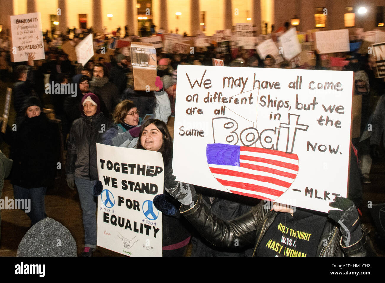 Columbus, États-Unis. 30 janvier, 2017. Les foules se rassemblent à la Columbus Statehouse pour protester contre les récents décrets par le Président Donald Trump à Columbus, Ohio. Crédit : Matt Ellis / Alamy Live News Banque D'Images