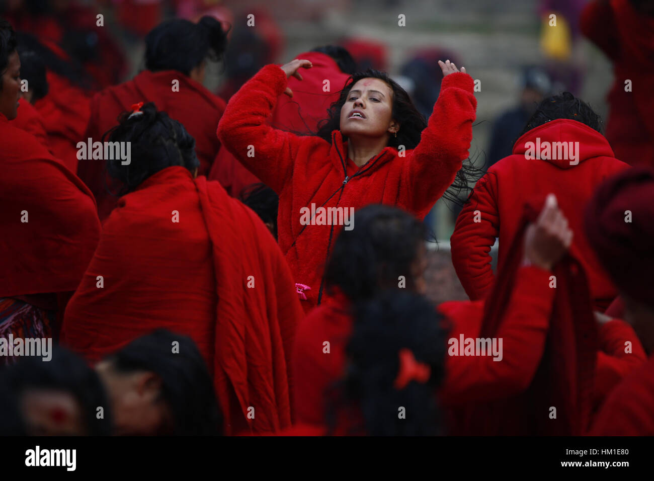 Kavre, au Népal. Jan 31, 2017. Un dévot hindou népalais organise ses cheveux après avoir pris une immersion sainte à Triveni River pendant le mois long Swasthani Bratakatha-festival à Panauti, Kavre en Népal le mardi 31 janvier, 2017. Les dévots récitent la Sainte Écriture et les femmes de prier pour le bien-être de leurs conjoints en marchant pieds nus sur des centaines de kilomètres à différents sanctuaires tout au long du mois de jeûne. Credit : Skanda Gautam/ZUMA/Alamy Fil Live News Banque D'Images