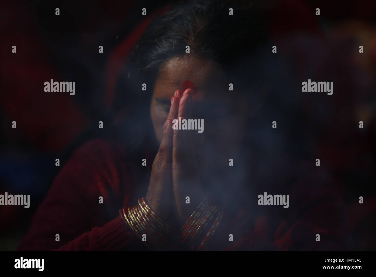 Kavre, au Népal. Jan 31, 2017. Un dévot hindou népalais offrant des prières pendant le mois long Swasthani Bratakatha-festival à Panauti, Kavre en Népal le mardi 31 janvier, 2017. Les dévots récitent la Sainte Écriture et les femmes de prier pour le bien-être de leurs conjoints en marchant pieds nus sur des centaines de kilomètres à différents sanctuaires tout au long du mois de jeûne. Credit : Skanda Gautam/ZUMA/Alamy Fil Live News Banque D'Images