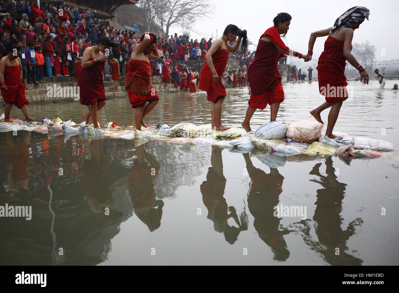 Kavre, au Népal. Jan 31, 2017. Les dévots hindous népalais traverser un pont temporaire après avoir pris un bain pendant le mois saint-long Swasthani Bratakatha festival à Panauti, Kavre au Népal le mardi 31 janvier, 2017. Les dévots récitent la Sainte Écriture et les femmes de prier pour le bien-être de leurs conjoints en marchant pieds nus sur des centaines de kilomètres à différents sanctuaires tout au long du mois de jeûne. Credit : Skanda Gautam/ZUMA/Alamy Fil Live News Banque D'Images