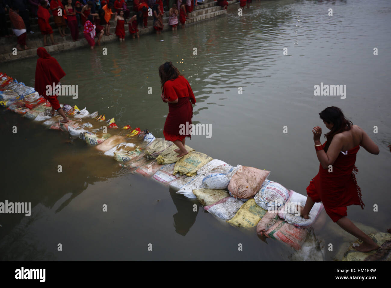 Kavre, au Népal. Jan 31, 2017. Les dévots hindous népalais général de prendre un bain pendant le mois saint-long Swasthani Bratakatha festival à Panauti, Kavre au Népal le mardi 31 janvier, 2017. Les dévots récitent la Sainte Écriture et les femmes de prier pour le bien-être de leurs conjoints en marchant pieds nus sur des centaines de kilomètres à différents sanctuaires tout au long du mois de jeûne. Credit : Skanda Gautam/ZUMA/Alamy Fil Live News Banque D'Images