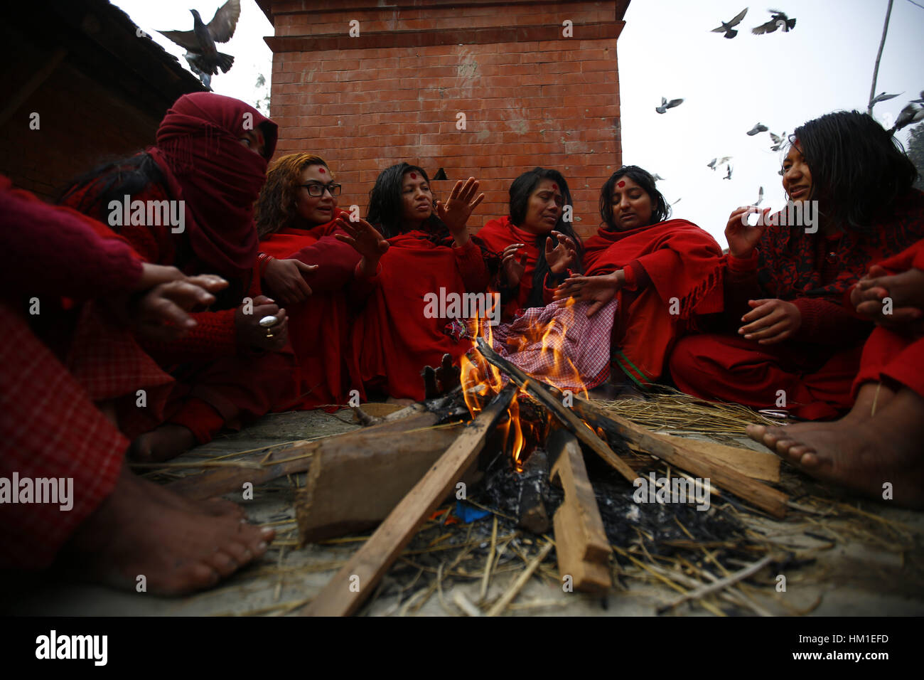 Kavre, au Népal. Jan 31, 2017. Les dévots hindous népalais se réchauffer après avoir pris un bain pendant le mois saint-long Swasthani Bratakatha festival à Panauti, Kavre au Népal le mardi 31 janvier, 2017. Les dévots récitent la Sainte Écriture et les femmes de prier pour le bien-être de leurs conjoints en marchant pieds nus sur des centaines de kilomètres à différents sanctuaires tout au long du mois de jeûne. Credit : Skanda Gautam/ZUMA/Alamy Fil Live News Banque D'Images