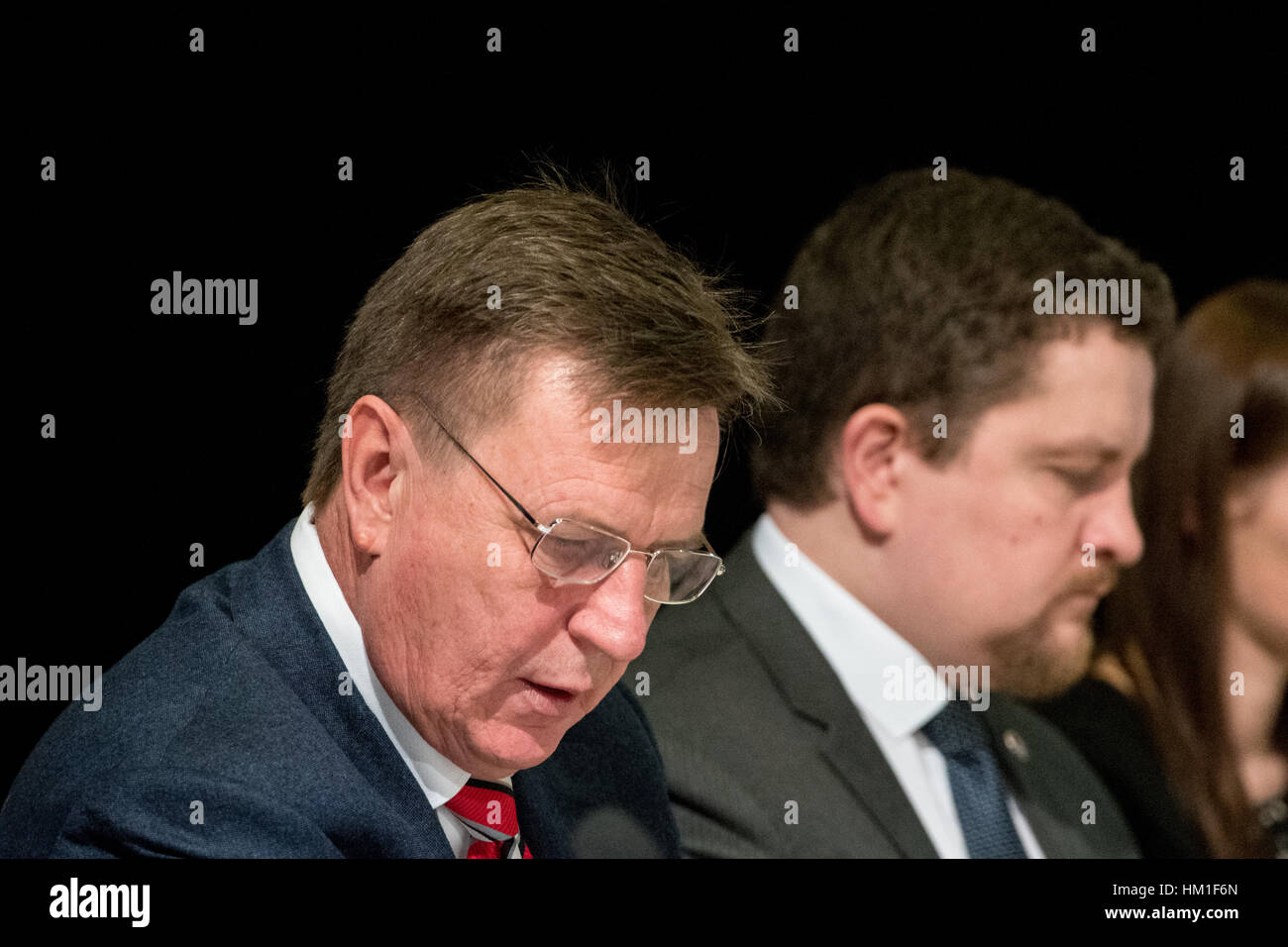 Tallinn, Estonie. 31 janvier 2017. Premier ministre letton Maris Kucinskis (L) attend avant une réunion avec les premiers ministres baltes. Premier ministre lituanien Saulius, Skvernelis Kucinskis Premier ministre letton Maris et Premier ministre estonien Juri Ratas rencontrez aujourd'hui pour discuter de la sécurité régionale, de l'énergie et des transports, ainsi que de l'avenir de l'Union européenne. Nicolas Bouvy/Alamy Live News Banque D'Images