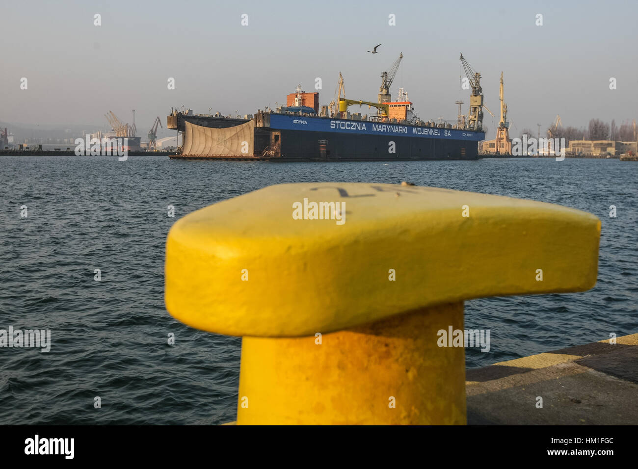 Gdynia, Pologne. 31 janvier 2017. Chantier naval polonais Stocznia Marynarki Wojennej () est considéré le 31 janvier 2017 à Gdynia, Pologne . Le séquestre officiel de Pologne d état du chantier naval Gdynia (SMW) a annoncé la vente du chantier naval avec un prix de départ de EUR225 millions (USD53.5 millions). La vente comprend les bâtiments, les installations, un quai, machines, appareils et sur une superficie de 50 ha. Credit : Michal Fludra/Alamy Live News Banque D'Images