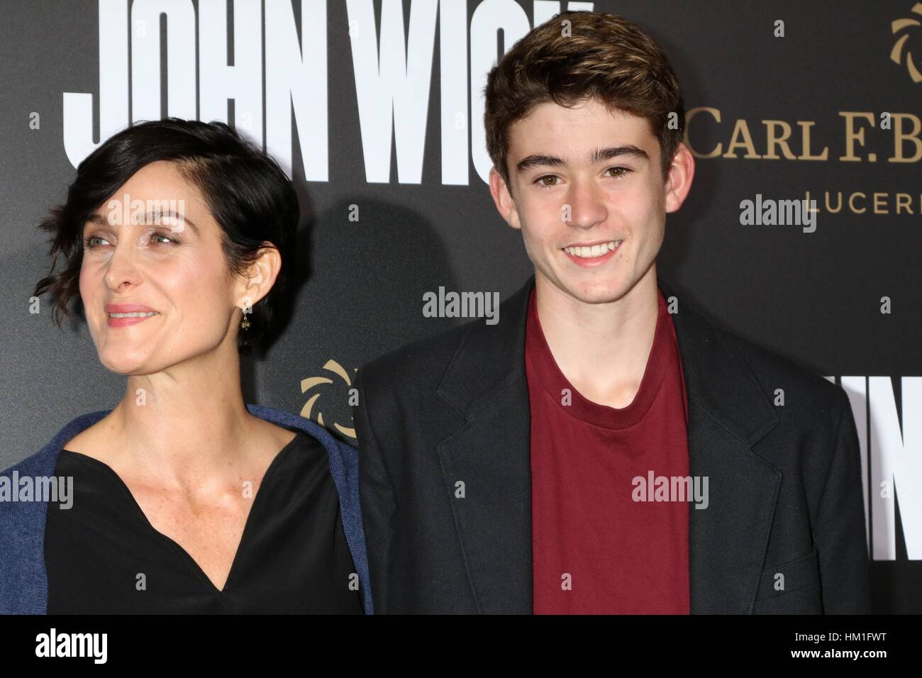 Los Angeles, CA, USA. Jan 30, 2017. Carrie-Anne Moss, Owen Roy aux arrivées de JOHN WICK : CHAPITRE DEUX Premiere, Arclight Hollywood, Los Angeles, CA, 30 janvier 2017. Credit : Priscilla Grant/Everett Collection/Alamy Live News Banque D'Images