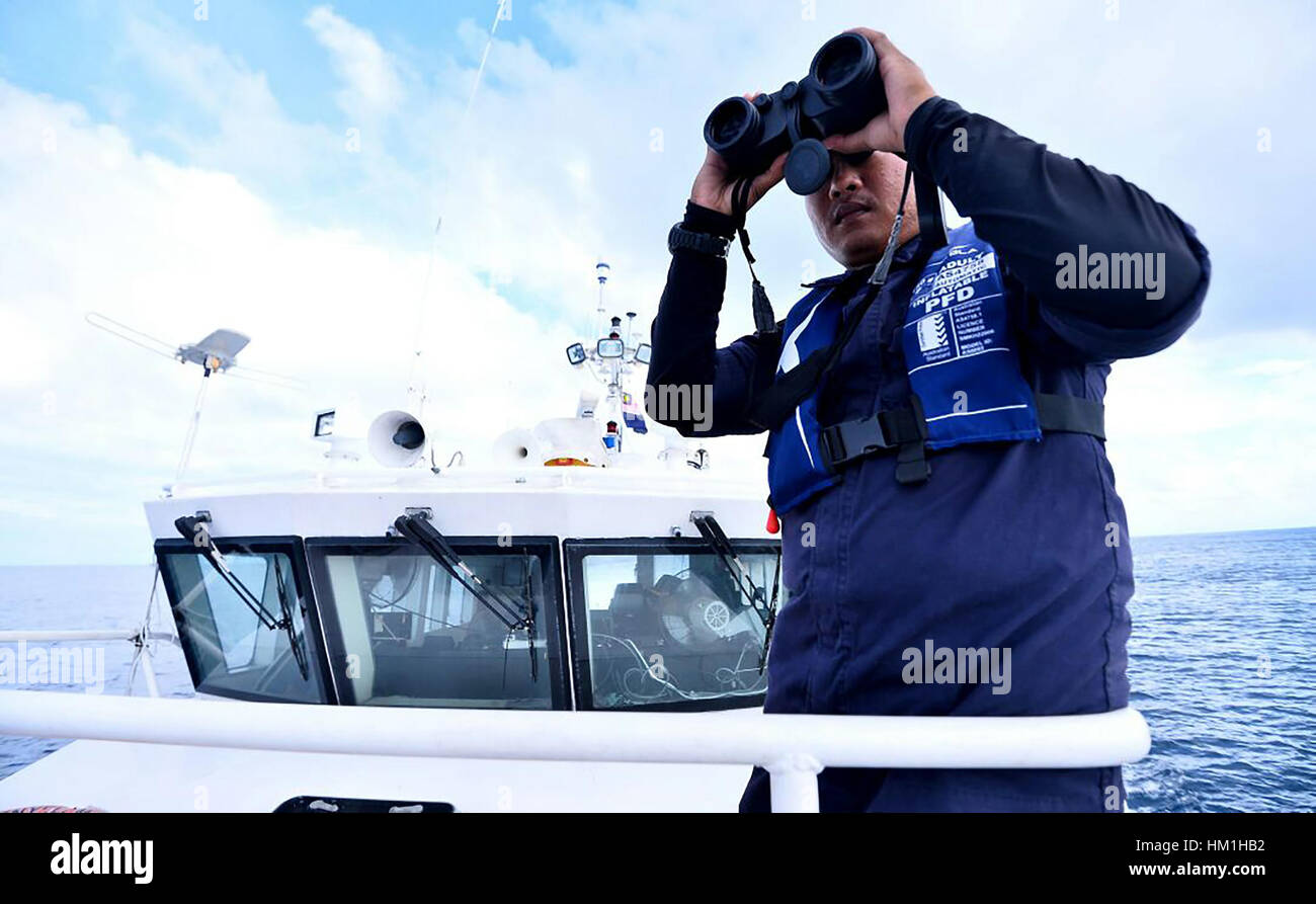 Kota Kinabalu, Malaisie. Jan 31, 2017. Un sauveteur qui recherche les personnes disparues de Kota Kinabalu, Malaisie, le 31 janvier 2017. Les efforts de recherche s'est poursuivi mardi pour les personnes disparues dans un accident de bateau de Malaisie Sabah State sur Bornéo du Nord. Source : Xinhua/Alamy Live News Banque D'Images