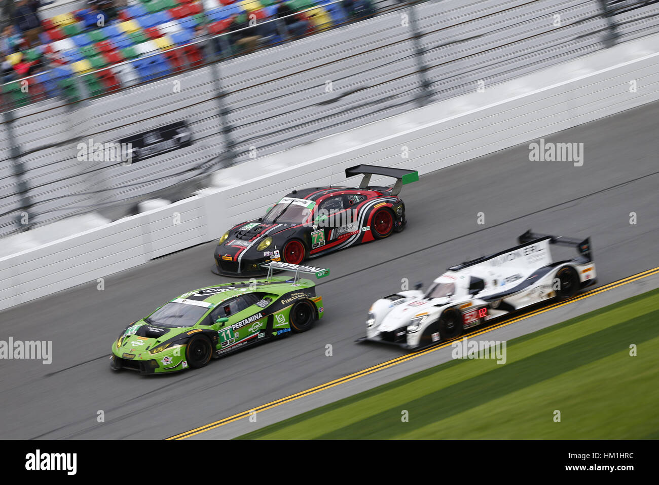 28 janvier 2017 - Daytona Beach, Floride, États-Unis d'Amérique - 28 janvier 2017 - Daytona Beach, Floride, USA : le Tonneau de Grasser Racing Team GT3 Lamborghini ouragan par l'tourne à la Rolex 24 à Daytona à Daytona International Speedway de Daytona Beach, Floride. (Crédit Image : © Justin R. Noe Asp Inc/ASP via Zuma sur le fil) Banque D'Images