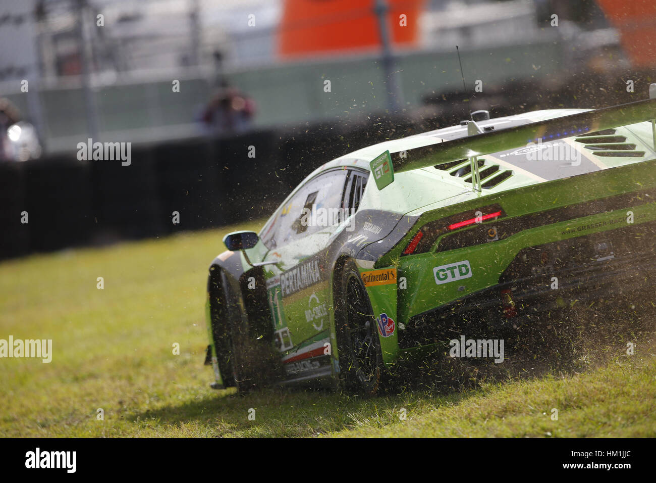 Daytona Beach, Floride, USA. 26 janvier, 2017. 26 janvier 2017 - Daytona Beach, Floride, USA : le Tonneau de Grasser Racing Team GT3 Lamborghini Ouragan glisse dans l'herbe après le saut de la roue dans le tour au cours de la pratique de la Rolex 24 à Daytona à Daytona International Speedway de Daytona Beach, Floride. Crédit : Justin R. Noe Asp Inc/ASP/ZUMA/Alamy Fil Live News Banque D'Images