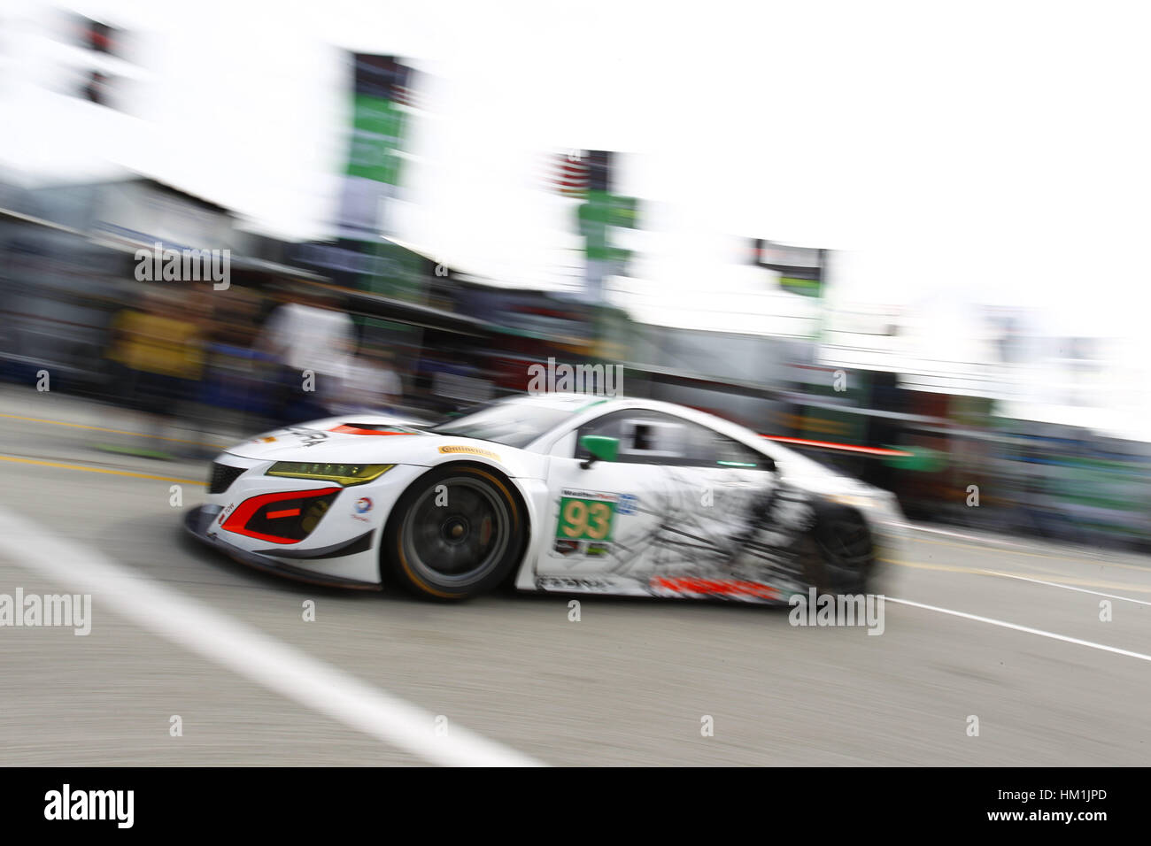 Daytona Beach, Floride, USA. 26 janvier, 2017. 26 janvier 2017 - Daytona Beach, Floride, USA : La queue de Michael Racing Acura NSX GT3 chefs sortir du garage de frapper la piste et la pratique de la Rolex 24 à Daytona à Daytona International Speedway de Daytona Beach, Floride. Crédit : Justin R. Noe Asp Inc/ASP/ZUMA/Alamy Fil Live News Banque D'Images