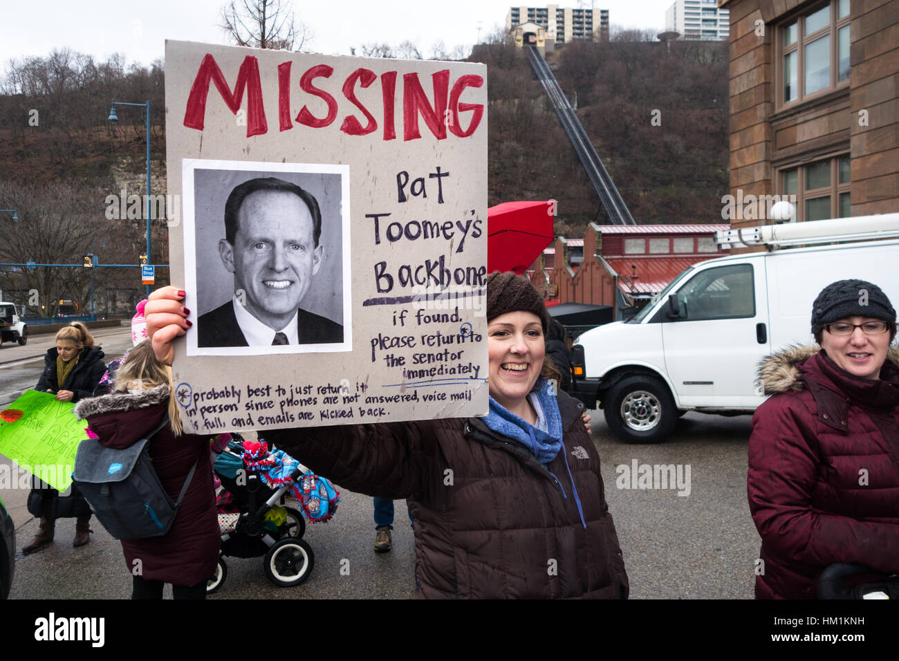Pittsburgh, USA. 31 janvier, 2017. Les manifestants se rassemblent dans la protestation pacifique sur une base hebdomadaire au États-unis le sénateur Pat Toomey a des bureaux à travers l'état de Pennsylvanie afin de tenter de faire entendre leurs voix au sénateur sur des sujets d'actualité. La protestation à Pittsburgh, Pennsylvanie l'accent sur l'opposition de l'abrogation de la loi sur les soins abordables, et les droits des personnes transgenres. Credit : Amy Cicconi/Alamy Live News Banque D'Images