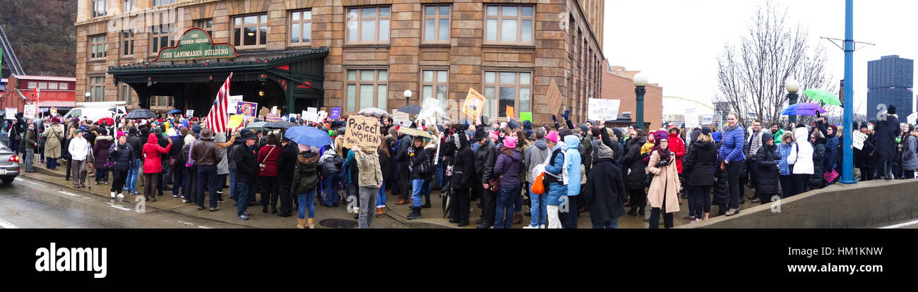 Pittsburgh, USA. 31 janvier, 2017. Les manifestants se rassemblent dans la protestation pacifique sur une base hebdomadaire au États-unis le sénateur Pat Toomey a des bureaux à travers l'état de Pennsylvanie afin de tenter de faire entendre leurs voix au sénateur sur des sujets d'actualité. La protestation à Pittsburgh, Pennsylvanie l'accent sur l'opposition de l'abrogation de la loi sur les soins abordables, et les droits des personnes transgenres. Credit : Amy Cicconi/Alamy Live News Banque D'Images