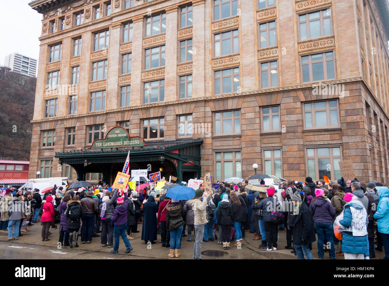 Pittsburgh, USA. 31 janvier, 2017. Les manifestants se rassemblent dans la protestation pacifique sur une base hebdomadaire au États-unis le sénateur Pat Toomey a des bureaux à travers l'état de Pennsylvanie afin de tenter de faire entendre leurs voix au sénateur sur des sujets d'actualité. La protestation à Pittsburgh, Pennsylvanie l'accent sur l'opposition de l'abrogation de la loi sur les soins abordables, et les droits des personnes transgenres. Credit : Amy Cicconi/Alamy Live News Banque D'Images