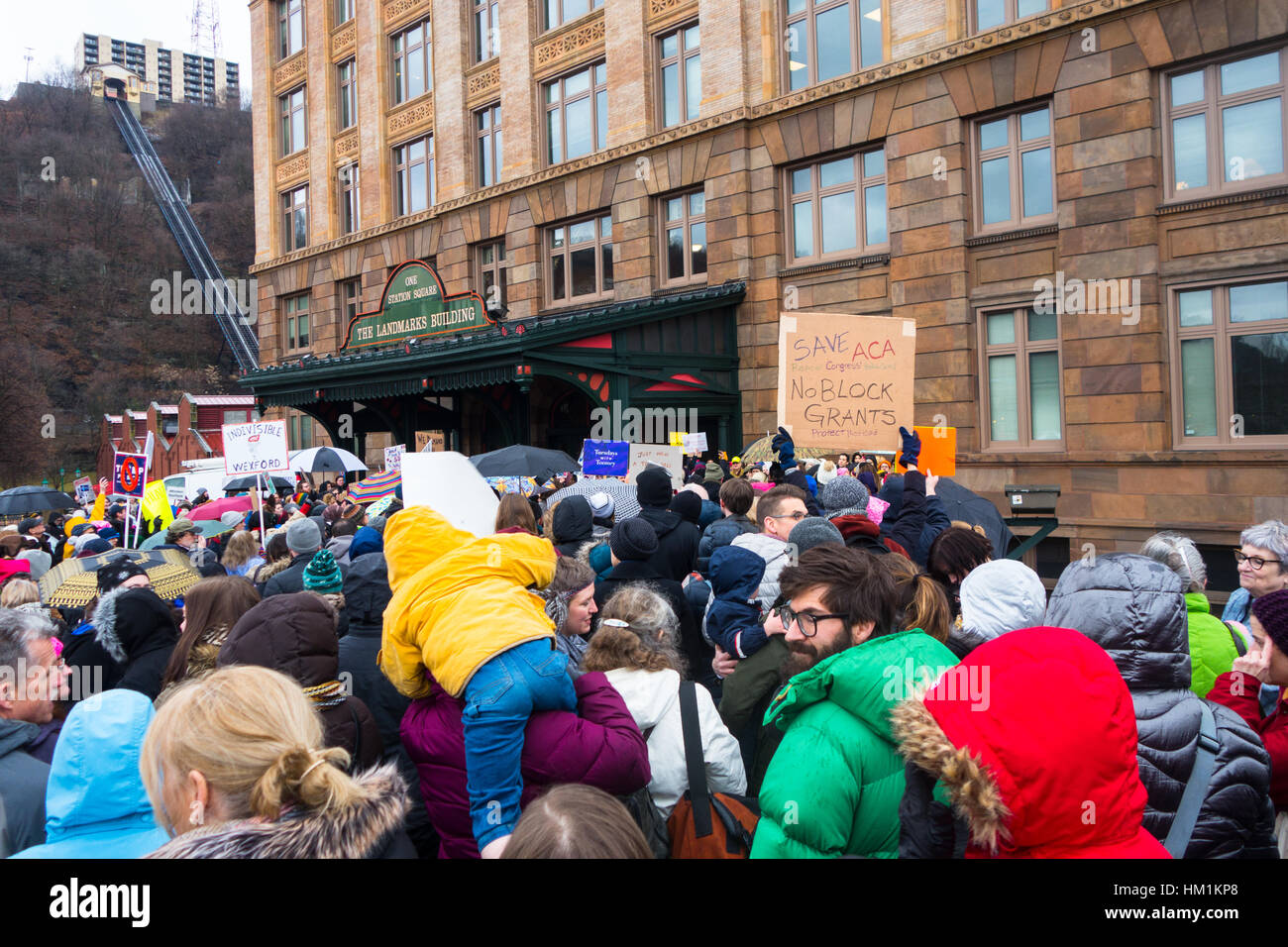Pittsburgh, USA. 31 janvier, 2017. Les manifestants se rassemblent dans la protestation pacifique sur une base hebdomadaire au États-unis le sénateur Pat Toomey a des bureaux à travers l'état de Pennsylvanie afin de tenter de faire entendre leurs voix au sénateur sur des sujets d'actualité. La protestation à Pittsburgh, Pennsylvanie l'accent sur l'opposition de l'abrogation de la loi sur les soins abordables, et les droits des personnes transgenres. Credit : Amy Cicconi/Alamy Live News Banque D'Images