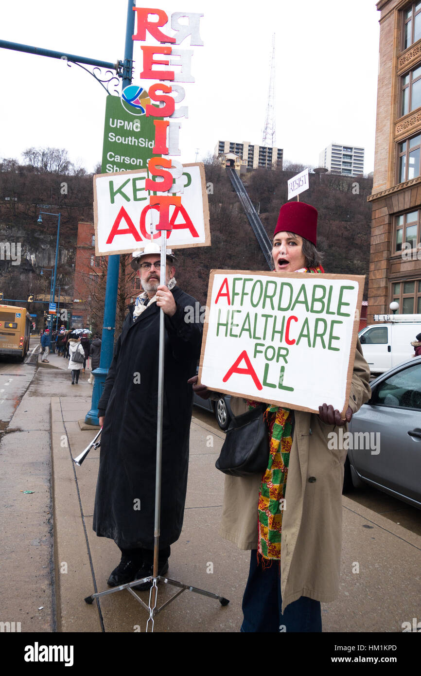Pittsburgh, USA. 31 janvier, 2017. Les manifestants se rassemblent dans la protestation pacifique sur une base hebdomadaire au États-unis le sénateur Pat Toomey a des bureaux à travers l'état de Pennsylvanie afin de tenter de faire entendre leurs voix au sénateur sur des sujets d'actualité. La protestation à Pittsburgh, Pennsylvanie l'accent sur l'opposition de l'abrogation de la loi sur les soins abordables, et les droits des personnes transgenres. Credit : Amy Cicconi/Alamy Live News Banque D'Images