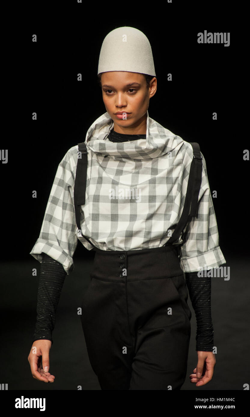 Barcelone, Espagne. Jan 31, 2017. Un model pour la 'Miriam Ponsa' collection lors de la Fashion Week de Barcelone 080 Automne/Hiver 2016/2017 à 'Teatre Nacional de Catalunya' Crédit : Charlie Perez/Alamy Live News Banque D'Images