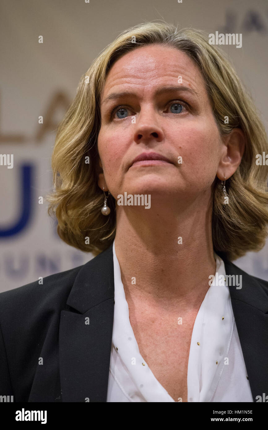 New York, USA. Jan 30, 2017. Nassau Comté législateur Laura Curran (D-Baldwin), 48 ans, candidat à l'exécutif du comté de Nassau, reçoit l'aval des chefs de parti démocratique. Une primaire est prévu. Jay S. Jacobs, N. C. Président du Comité démocratique, a fait l'annonce la sauvegarde Curren pour Schnirman Jack et Exec Comté Comté de contrôleur. Curran est à son deuxième mandat en tant que législateur, comté de Nassau pour le 5ème district. Credit : Ann E Parry/Alamy Live News Banque D'Images