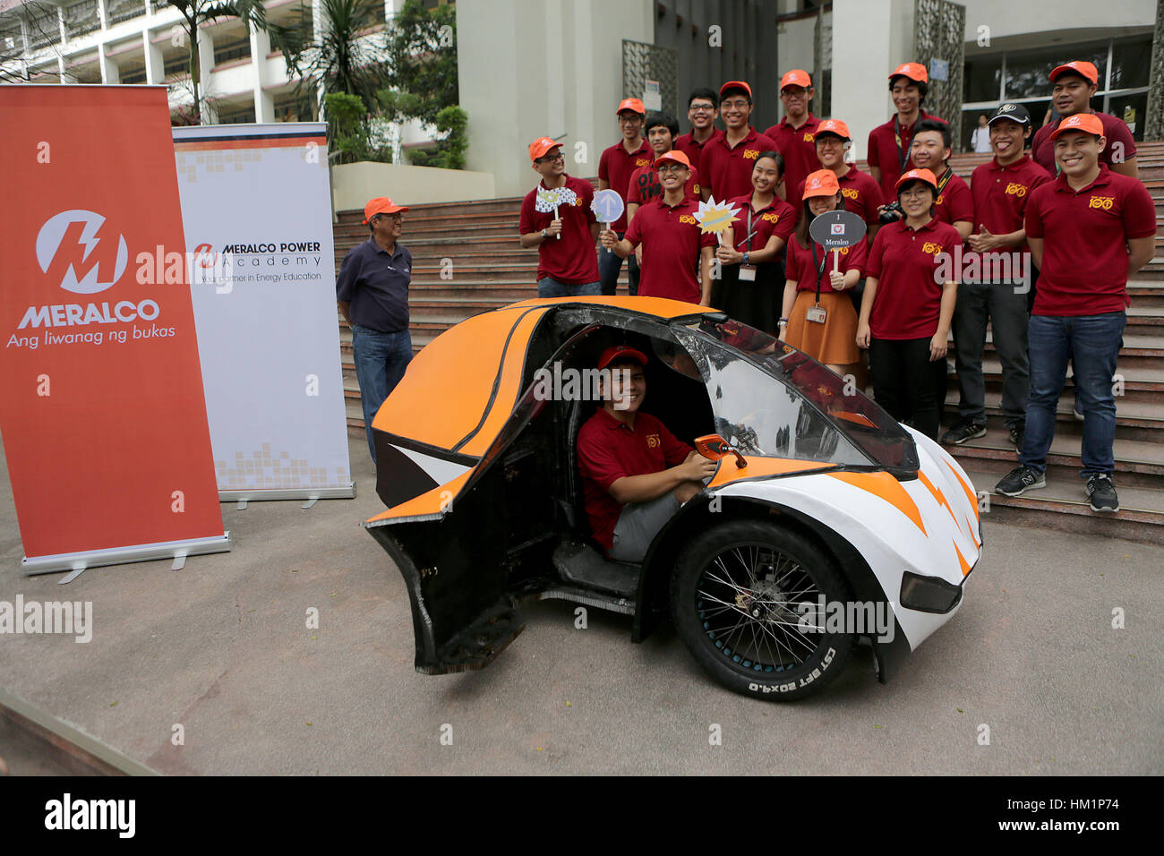 Quezon City, Philippines. 1er février, 2017. Les étudiants d'ingénierie spécialisé dévoiler son prototype éco-voiture pour le Shell Eco-Marathon Philippines à l'Université des Philippines à Quezon City, Philippines, le 1 février 2017. Shell Eco-Marathon est un concours dans lequel les participants construire des véhicules spéciaux pour obtenir la meilleure consommation de carburant. De nombreuses équipes d'étudiants seront en compétition dans le Shell Eco-Marathon aux Philippines du 2 au 5 février. Credit : Rouelle Umali/Xinhua/Alamy Live News Banque D'Images