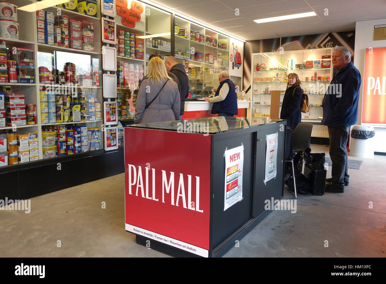 Magasin de tabac bon marché à Adinkerke dans l'ouest de la Belgique où les Britanniques et les Français, les gens vont pour acheter à bas prix du tabac, des cigarettes et cigares Banque D'Images