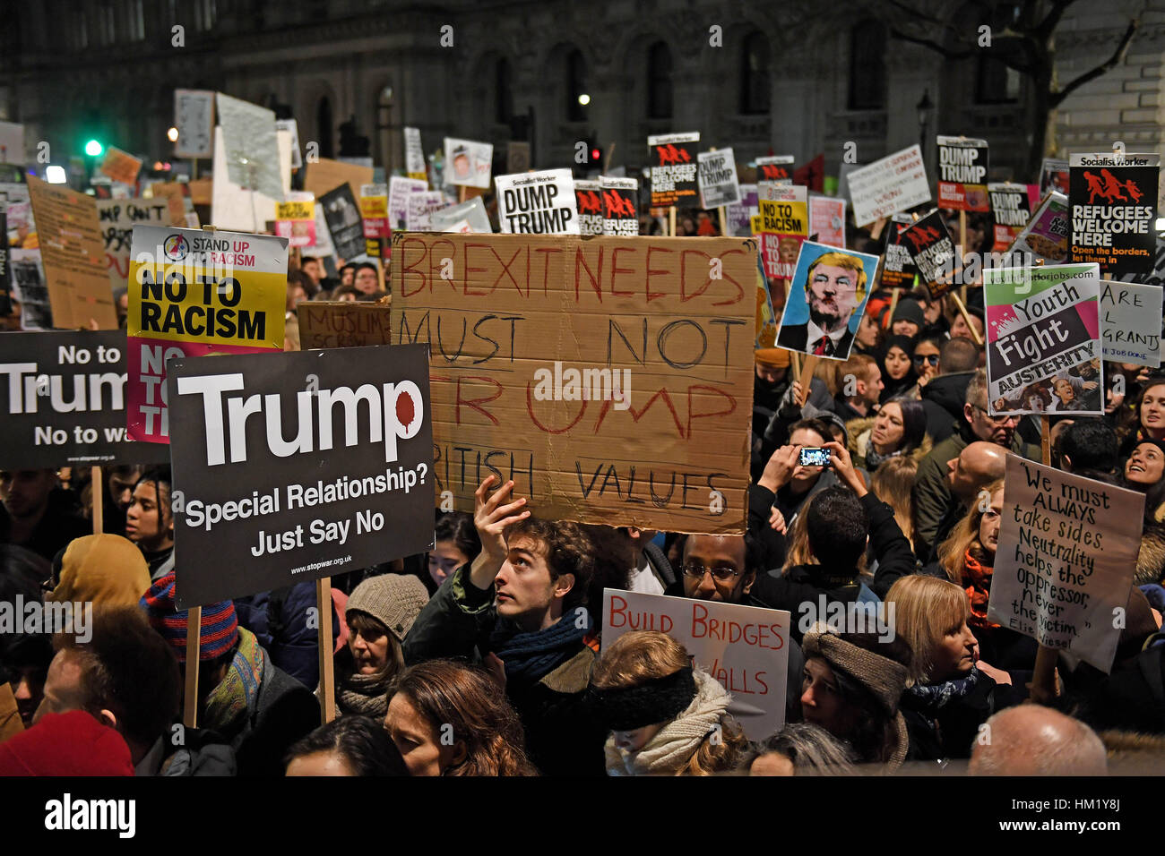 Les gens démontrer au cours d'une manifestation à Downing Street au centre de Londres contre le Président des Etats-Unis, Donald Trump est controversée interdiction de voyager sur les réfugiés et les personnes de sept-principalement des pays musulmans. Banque D'Images