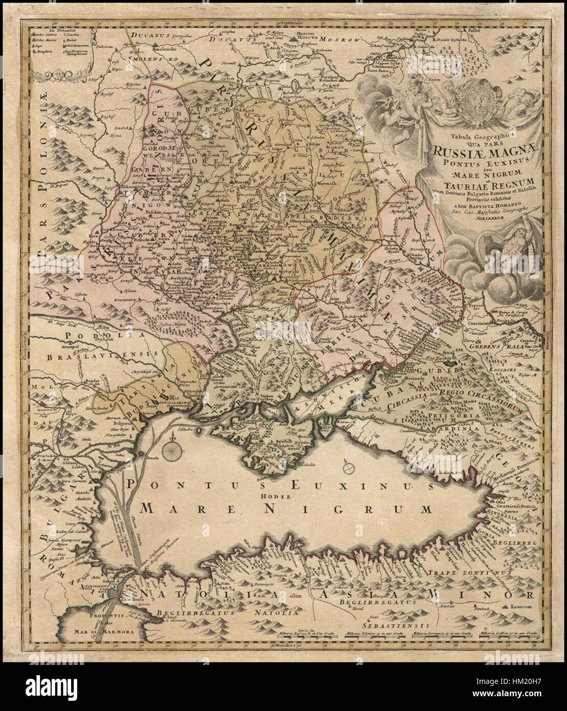 Cette carte de 1720 de Johann Baptist Homann représente une partie de la Grande Russie et de la mer Noire. Gravé à la main, il met en valeur le style cartographique du début du XVIIIe siècle de Nuremberg, avec des encarts de cartes célestes et des scènes allégoriques illustrant des phénomènes naturels. Banque D'Images