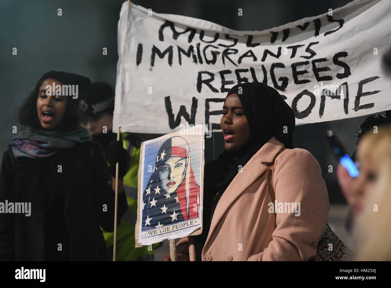 Les gens démontrer au cours d'une manifestation à Downing Street au centre de Londres contre le Président des Etats-Unis, Donald Trump est controversée interdiction de voyager sur les réfugiés et les personnes de sept-principalement des pays musulmans. Banque D'Images
