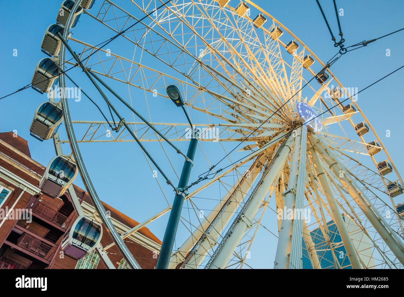 SkyView Atlanta grande roue avec gondoles à climat contrôlé au Centennial Olympic Park dans le centre-ville d'Atlanta, Géorgie. (USA) Banque D'Images