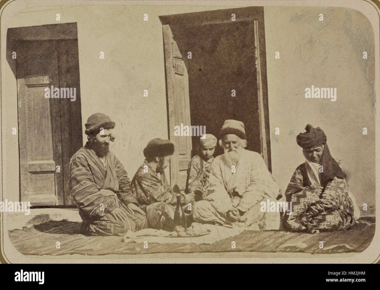 Cette image représente les rituels de mariage juif traditionnels, montrant la mariée, le marié et leurs familles se réunissant avant le mariage. La photographie met en lumière les pratiques culturelles et religieuses dans les mariages juifs. Banque D'Images