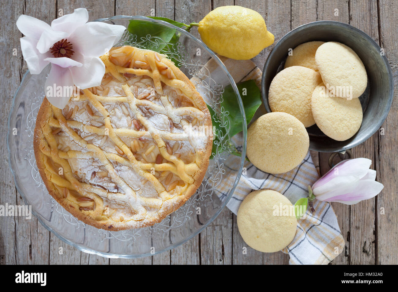 Produits de pâtisserie typique florentine : biscuits sablés et mamie gâteau à la ricotta, la crème anglaise et les graines de pin. Banque D'Images