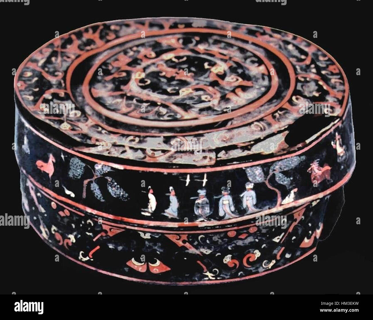 La laque de l’État de CH’u, un ancien État chinois, met en valeur un savoir-faire raffiné et des traditions artistiques. Datant de la dynastie Zhou, ces artefacts représentent l'art sophistiqué et les pratiques culturelles de l'époque. Banque D'Images