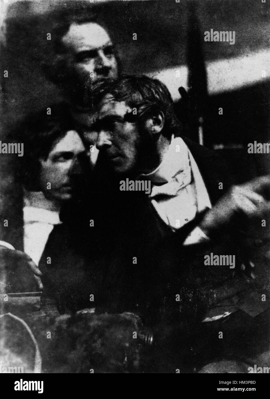 Cette photographie de Robert Adamson met en scène Graham Fyvie, Robert Cadell et Robert Cunningham Graham Spiers, capturés au début de la photographie. Le travail d’Adamson met en lumière la photographie de portrait émergente du XIXe siècle. Banque D'Images Cette photographie de Robert Adamson met en scène Graham Fyvie, Robert Cadell et Robert Cunningham Graham Spiers, capturés au début de la photographie. Le travail d’Adamson met en lumière la photographie de portrait émergente du XIXe siècle. Banque D'Images