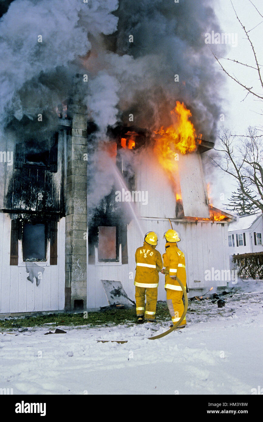 Deux pompiers lutter contre un incendie en Ascutney, VT, USA. Numérisation de diapositives numériques. Banque D'Images